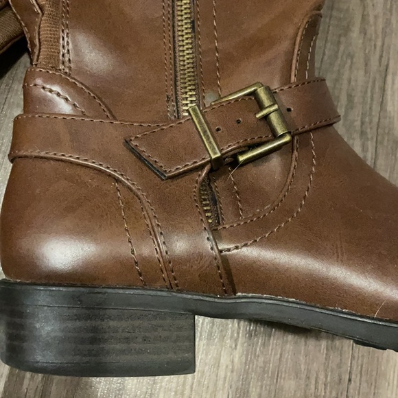 Brown knee high zip up boots - Picture 2 of 4